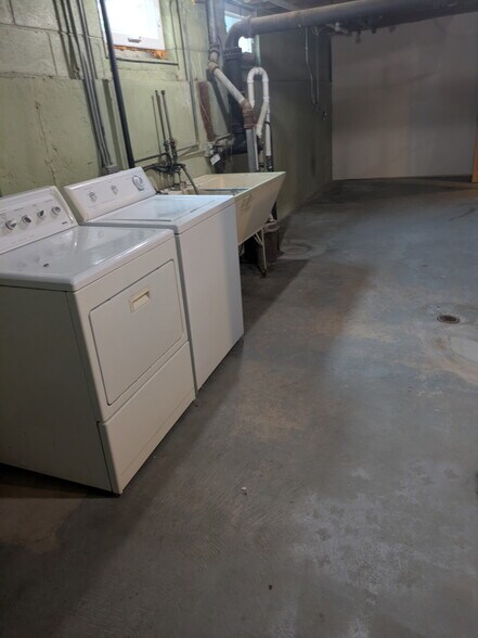 Building Photo - 5832 Reba St