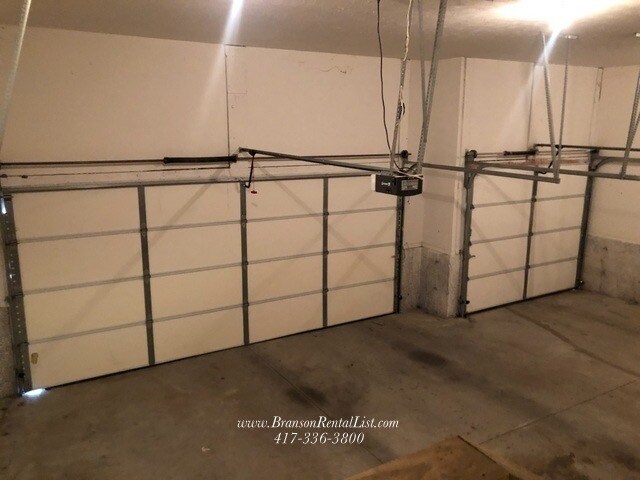 Building Photo - Over 2,000 sqft on one level