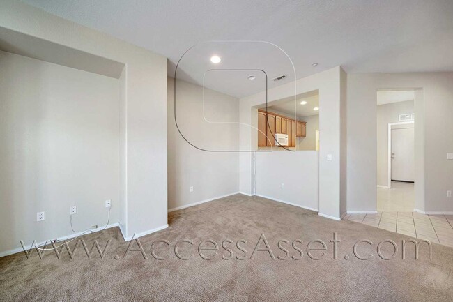 Building Photo - Beautiful 3 Bed / 2.5 Bath Townhouse In Vi...