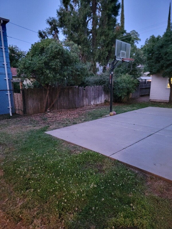 Fenced Backyard w/Half BB Court - 525 W 1st Ave