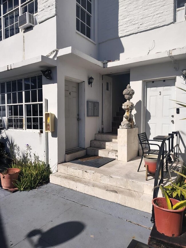 Building Photo - 6940 Bay Dr