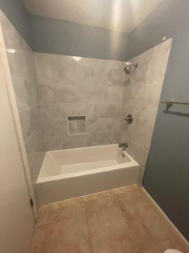 Building Photo - Gorgeous 3 Bedroom1/2 Plex in Elk Grove