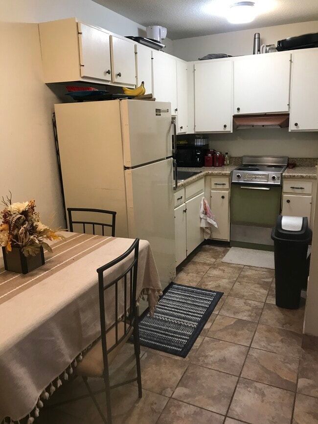 Building Photo - 1015 Oakcrest St