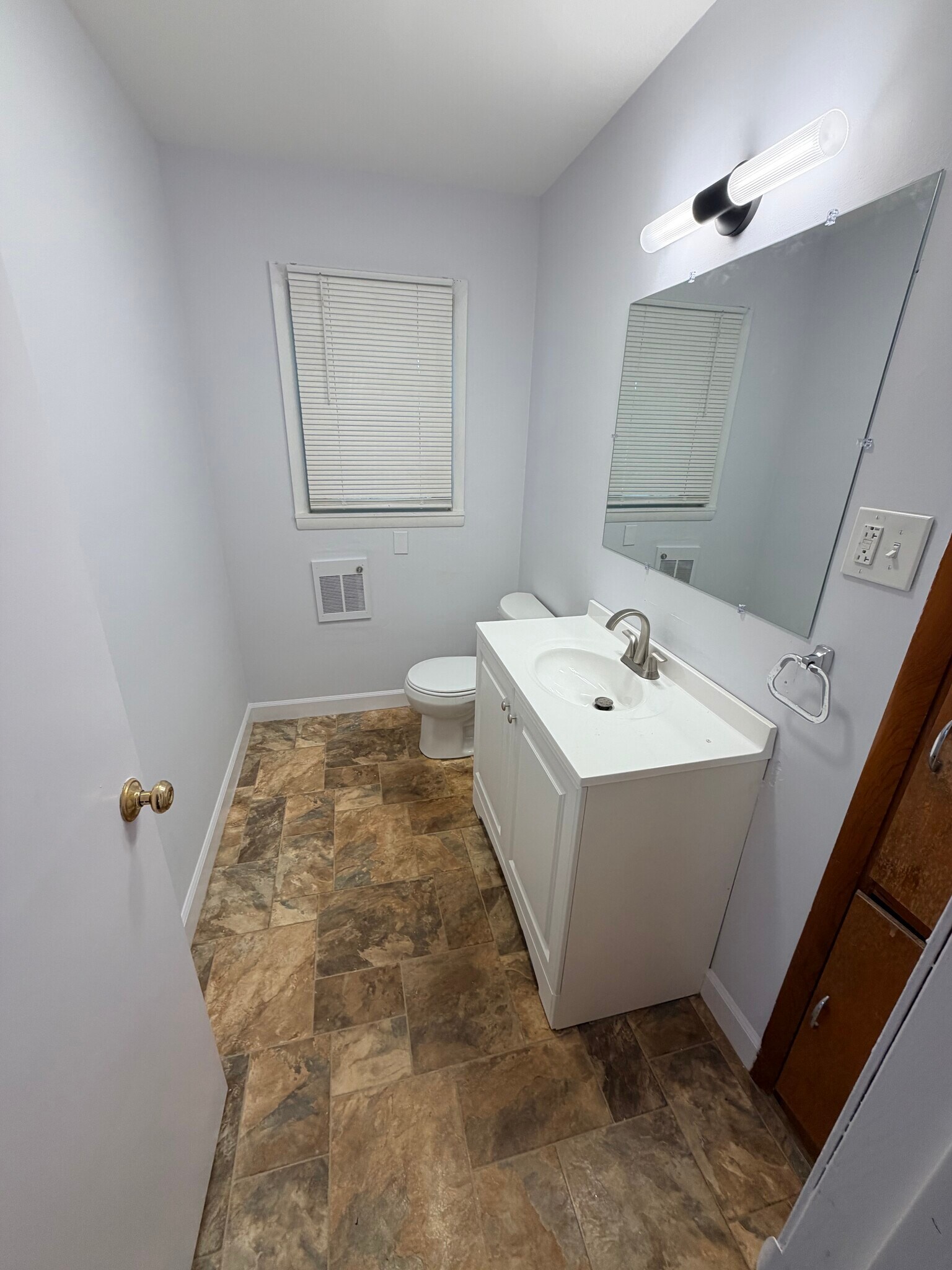 Building Photo - 528 King St