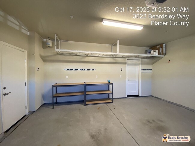 Building Photo - Pristinely Maintained Roseville Home with ...