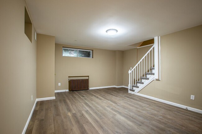 Building Photo - Charming 3 BR/3 BA Semi-Detached Home in F...