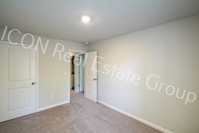 Building Photo - Beautiful 3-Bedroom Townhome with Modern Finishes & Prime Location!