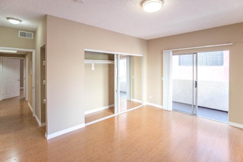 Building Photo - 1939 Beloit Ave