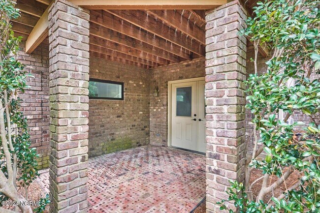 Building Photo - 38 Pinebrook Dr