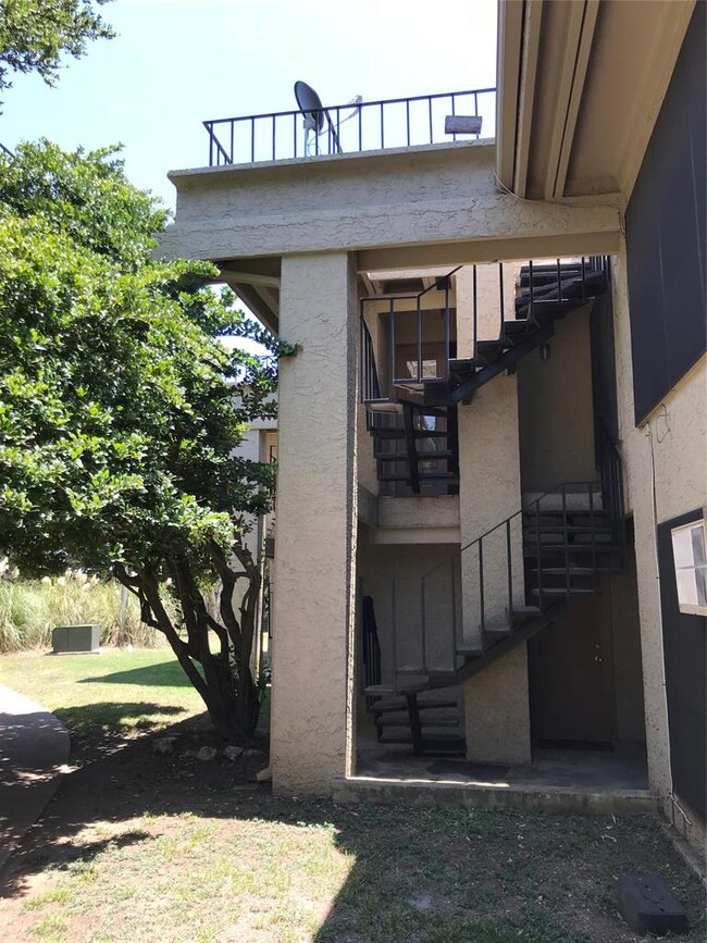 Building Photo - 5914 Lago Vista Way