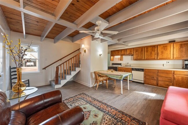 Building Photo - 705 Buttonwood St