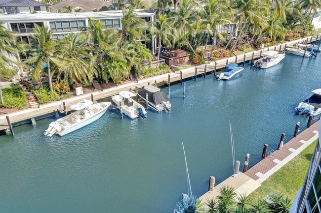 Building Photo - 3051 NE 48th St