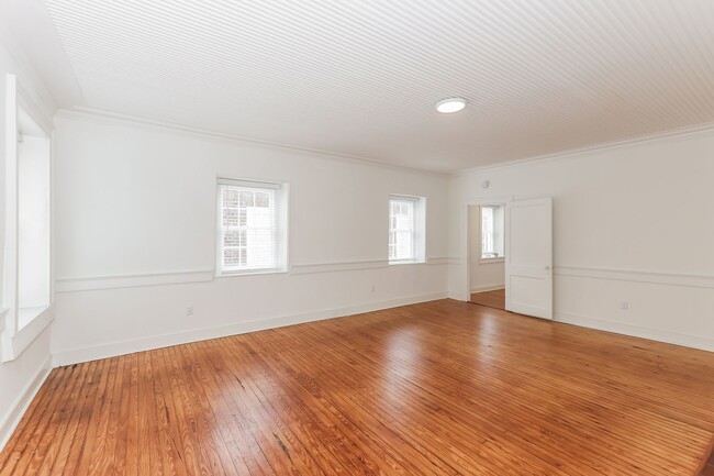 Building Photo - Move-in Today and get 1 month Free - 2 bed / 1 bath on King St. & Calhoun