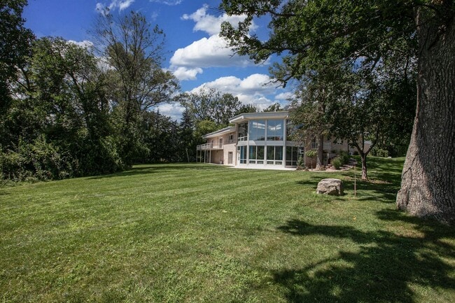 Building Photo - Luxury Riverfront Home
