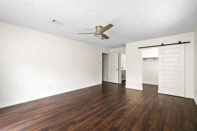 Building Photo - 560 Landfall Ln