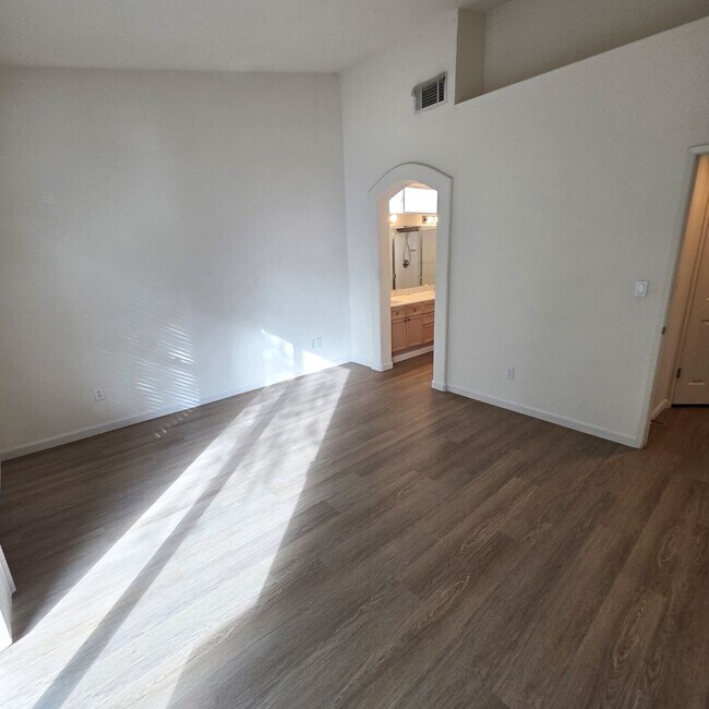 Building Photo - Clayton Single Story 3bd/2ba - Bright open living w/new flooring