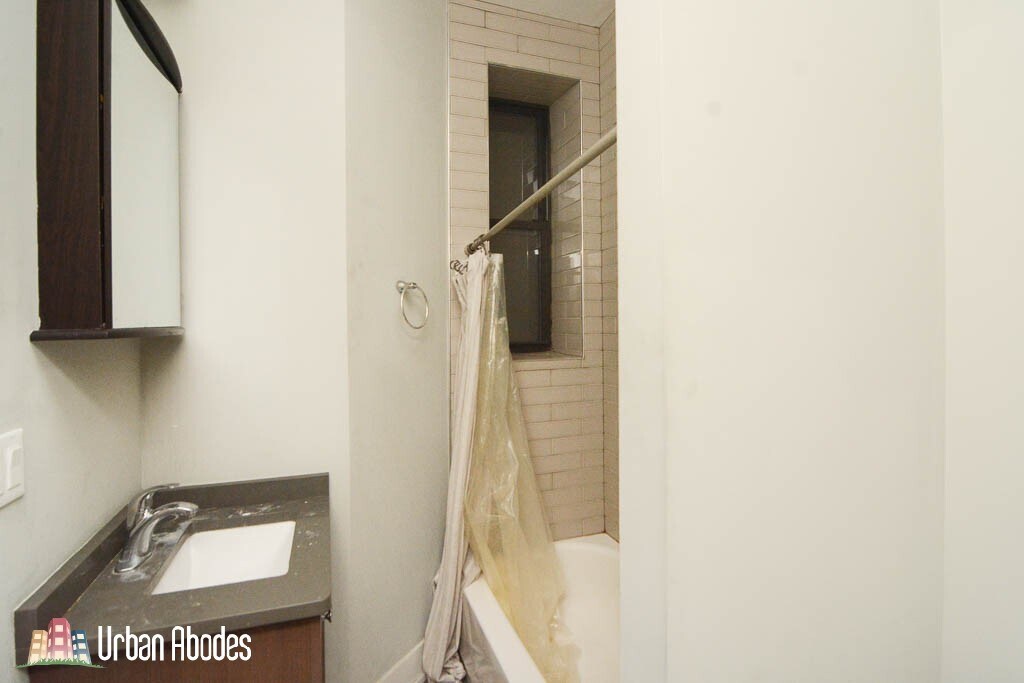 Building Photo - 629 W Oakdale Ave