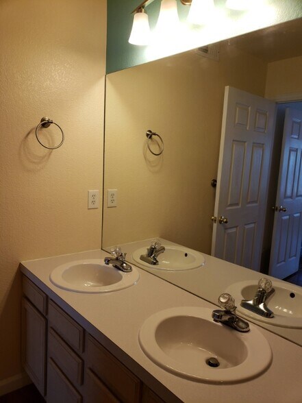 Building Photo - 5225 White Willow Dr