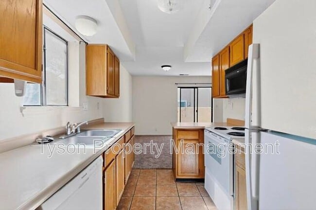 Building Photo - 1515 La Charles Dr NE