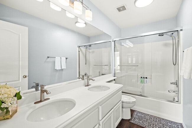 Building Photo - 10919 Mirador Dr