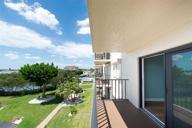 Building Photo - 7050 Sunset Dr S