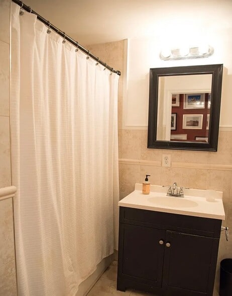 2nd Floor Full Bathroom - 1623 Swain St