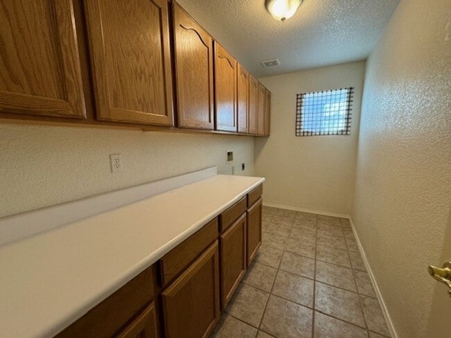 Building Photo - 3 Bedroom 2Ba with Side RV Space & fenced yard