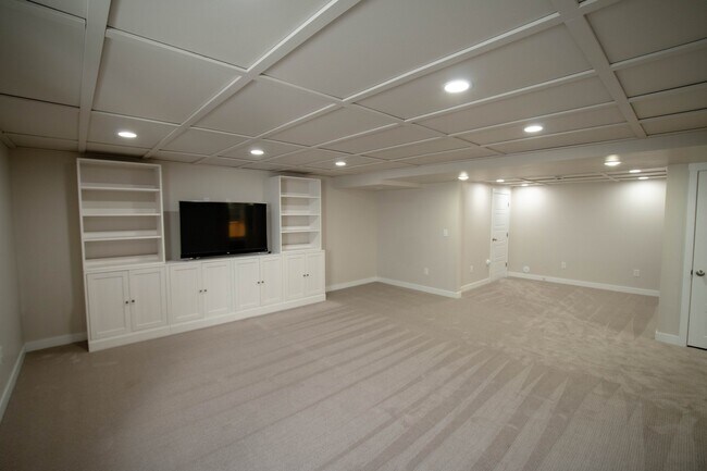 Building Photo - 4172 E Tivon Ln