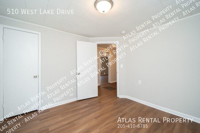 Building Photo - 510 W Lake Dr