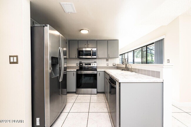 Building Photo - 4 Baywood Dr