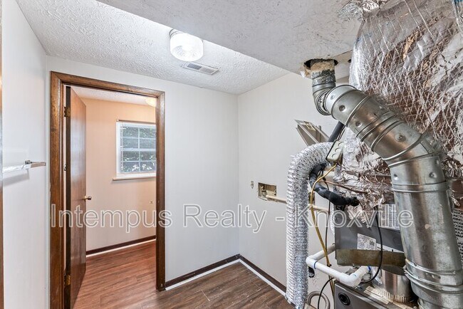 Building Photo - 8738 Gleason Dr