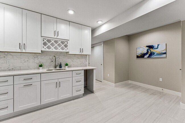 Building Photo - 5 Bed, 5 Bath home in South Park Hill