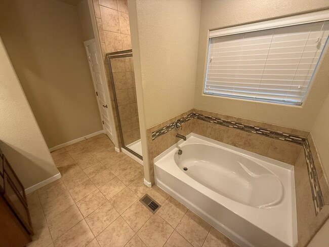 Building Photo - Spacious Modern 5-Bedroom Ranch Home in Hi...