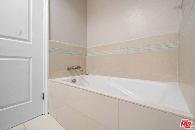 Building Photo - 1115 S Elm Dr