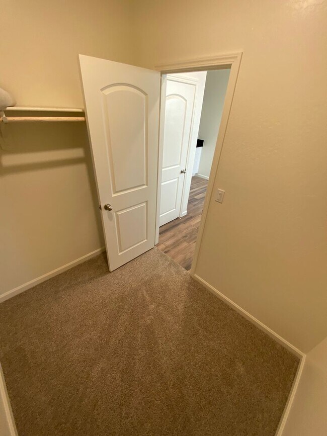 Building Photo - Gorgeous NEWER home between Tulare and Vis...
