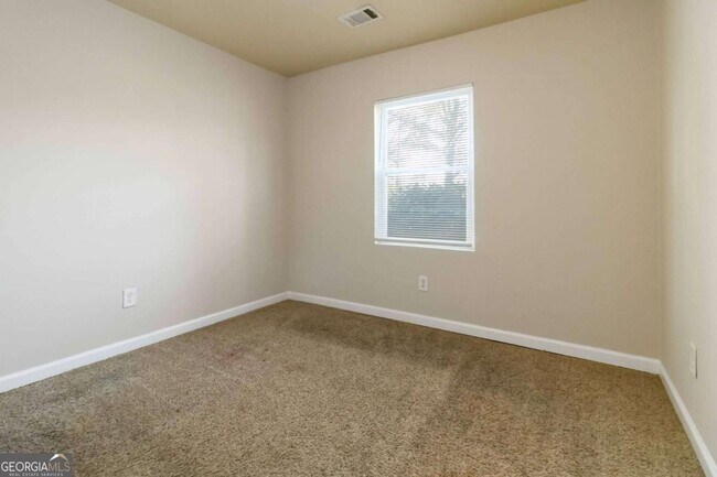 Building Photo - 2361 Swallow Cir SE