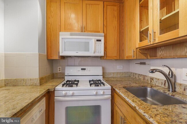 Building Photo - Westend/Dupont Gem!