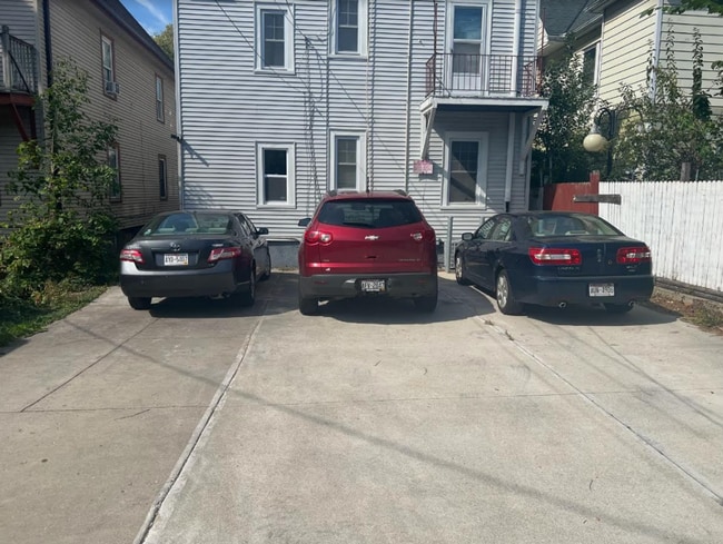 Building Photo - Oakland Upper Flat near campus