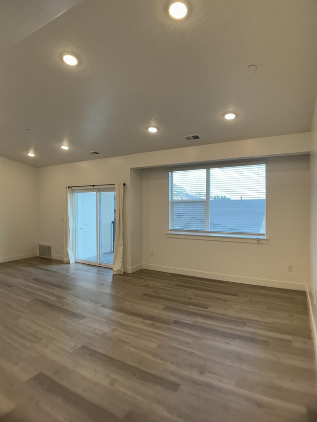 Building Photo - 463 W 60 S