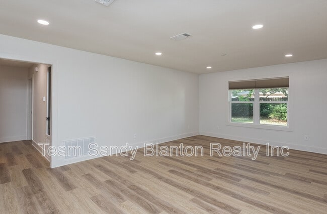 Building Photo - 2540 Hallmark Dr