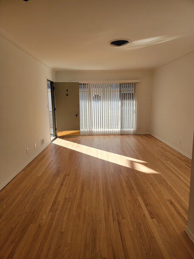 Building Photo - 8206 De Longpre Ave