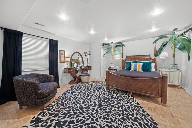 Building Photo - 2062 Hyacinth Rd