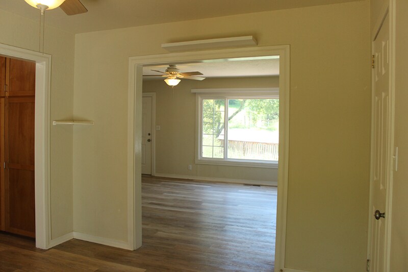 Building Photo - 1010 S Cloverdale Blvd