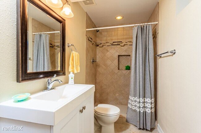 Building Photo - 4 br, 3 bath Townhome - 2851 E. Geddes Pl.