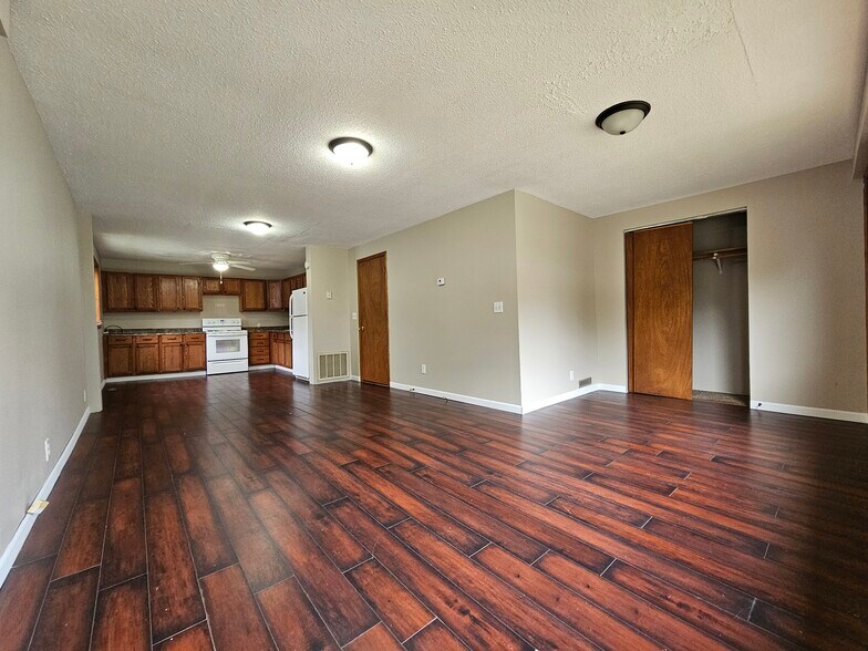 Building Photo - 107 W Park St