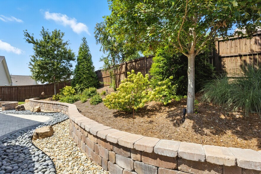 Building Photo - 2146 River Overlook Dr