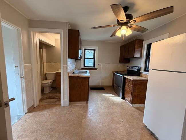 Building Photo - 1 bedroom house with detached garage $725