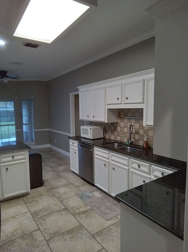 Building Photo - ****Woodlake South****MUST SEE**
