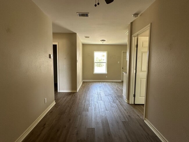 Building Photo - Ready for move in