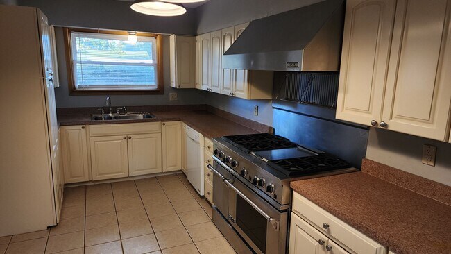 Building Photo - 3 BR Home Across From Country Club Golf Co...